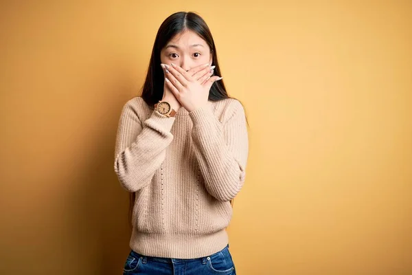 Joven Hermosa Mujer Asiática Vistiendo Suéter Casual Sobre Amarillo Aislado — Foto de Stock