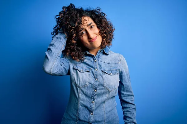 Ung Vacker Lockig Arabiska Kvinna Bär Casual Denim Skjorta Står — Stockfoto