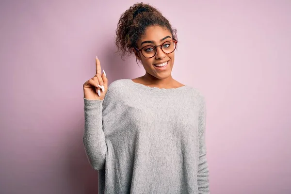 Ung Vacker Afrikansk Amerikansk Flicka Bär Tröja Och Glasögon Över — Stockfoto