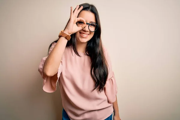 Ung Brunett Elegant Kvinna Bär Glasögon Över Isolerad Bakgrund Gör — Stockfoto