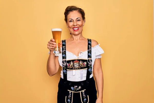 Orta Yaşlı Esmer Kadın Geleneksel Alman Ekim Festivali Elbisesi Giyiyor — Stok fotoğraf