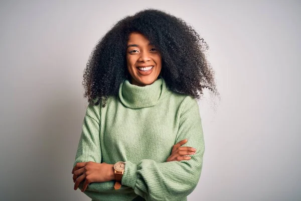 Afro Saçlı Yeşil Kışlık Süveter Giyen Kollarını Kavuşturup Kameraya Gülümseyen — Stok fotoğraf