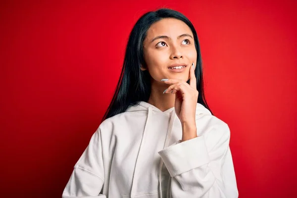 Jonge Mooie Chinese Sportieve Vrouw Draagt Sweatshirt Geïsoleerde Rode Achtergrond — Stockfoto