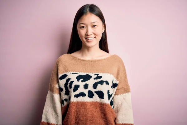 Jonge Mooie Aziatische Vrouw Dragen Dierlijke Print Mode Trui Roze — Stockfoto