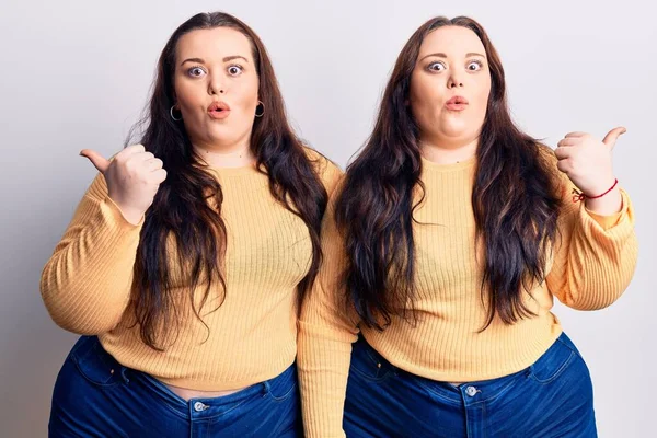 Young Size Twins Wearing Casual Clothes Surprised Pointing Hand Finger — Stock Photo, Image