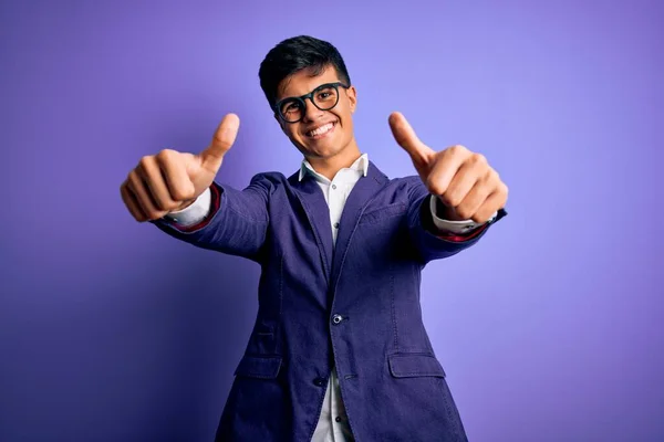 Homem Negócios Bonito Jovem Vestindo Jaqueta Óculos Sobre Fundo Roxo — Fotografia de Stock