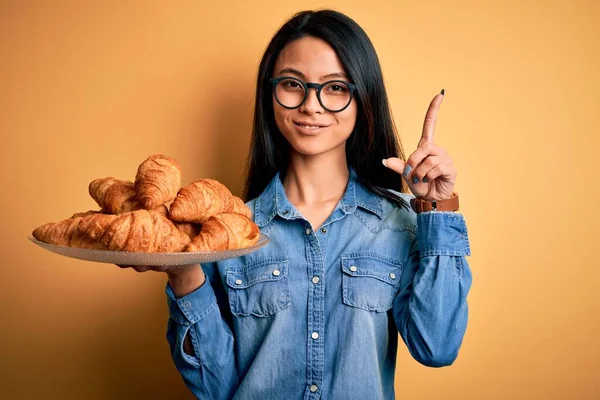 Ung Vacker Kinesisk Kvinna Håller Platta Med Croissanter Över Isolerad — Stockfoto