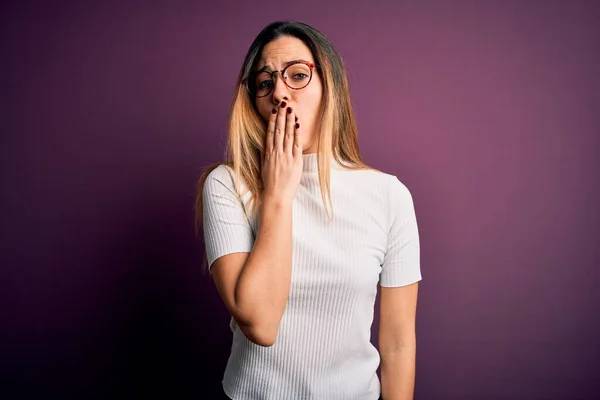 Junge Schöne Blonde Frau Mit Blauen Augen Lässigem Shirt Über — Stockfoto