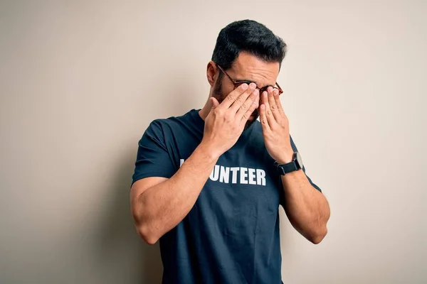 Schöner Mann Mit Bart Der Ein Shirt Mit Freiwilliger Botschaft — Stockfoto