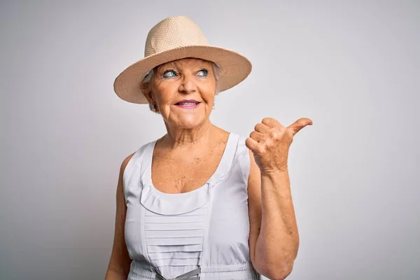 Senior Schöne Grauhaarige Frau Urlaub Lässigem Sommerkleid Und Hut Lächelnd — Stockfoto