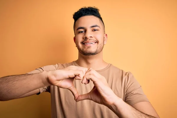 Joven Hombre Guapo Con Camiseta Casual Pie Sobre Fondo Amarillo — Foto de Stock