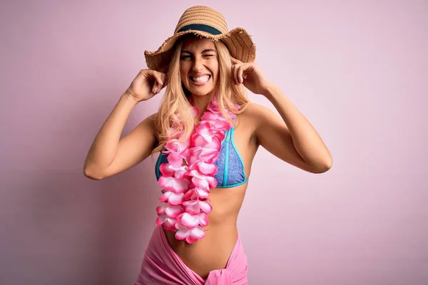 Mladá Krásná Blondýnka Dovolené Bikinách Klobouku Havajskými Lei Květy Zakrývajícími — Stock fotografie