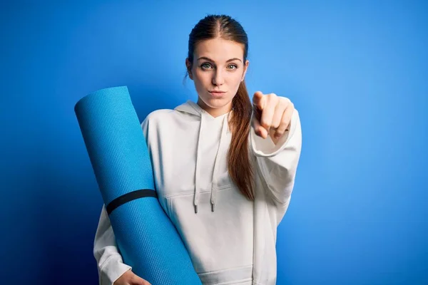 Jeune Belle Rousse Sportive Femme Faisant Sport Tenant Tapis Yoga — Photo