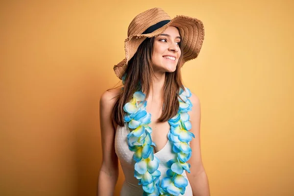 Fiatal Gyönyörű Barna Nyaralni Visel Fürdőruha Hawaii Virágok Lei Néz — Stock Fotó