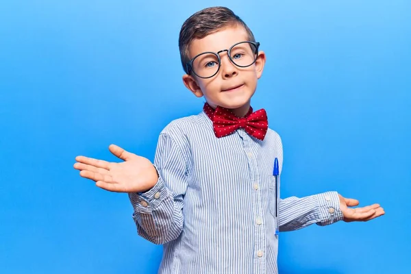 Schattig Blond Kind Draagt Nerd Strikje Bril Clueless Verwarde Uitdrukking — Stockfoto