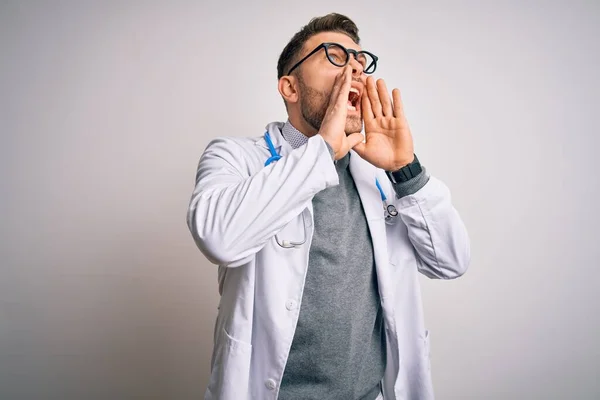 Junger Arzt Mit Blauen Augen Arztkittel Und Stethoskop Vor Isoliertem — Stockfoto