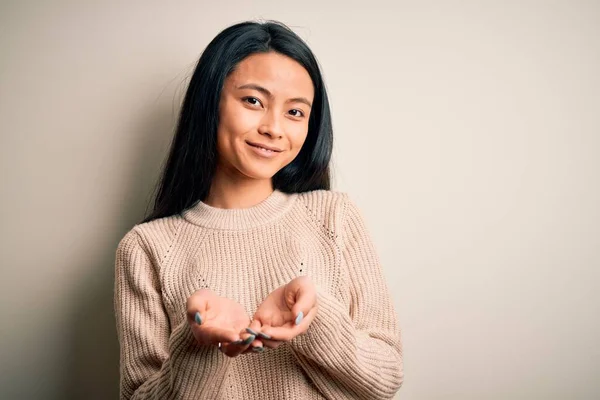 Jovem Mulher Chinesa Bonita Vestindo Camisola Casual Sobre Fundo Branco — Fotografia de Stock