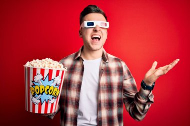 3 boyutlu film gözlüğü takmış, deli gibi patlamış mısır yiyen, bağırıp çağıran, agresif bir ifadeyle bağıran genç beyaz bir adam. Hayal kırıklığı konsepti.
