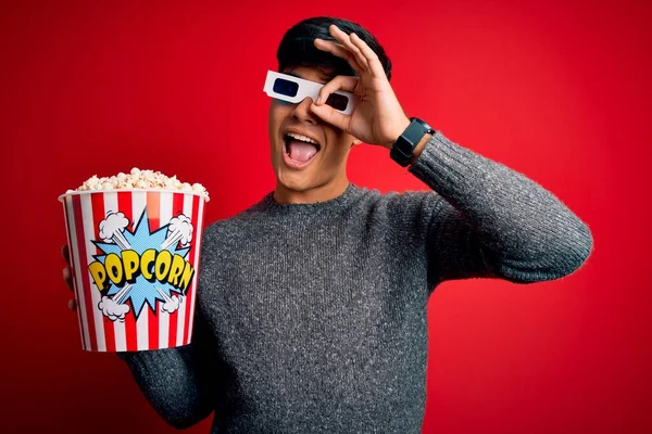 Giovane Bell Uomo Guardando Film Mangiare Popcorn Spuntino Sfondo Rosso — Foto Stock