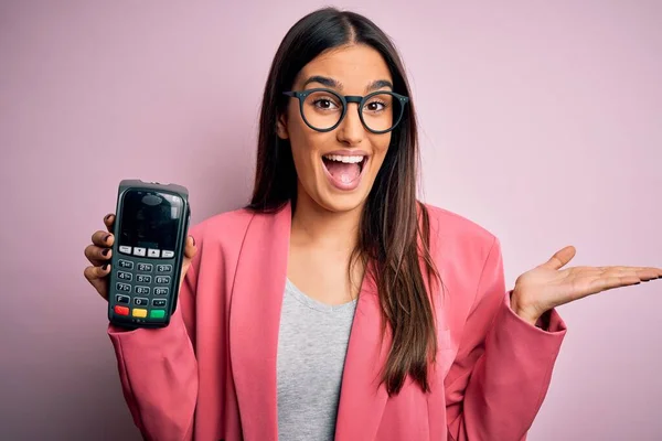 Jong Mooi Brunette Vrouw Holding Dataphone Betalen Met Credit Card — Stockfoto