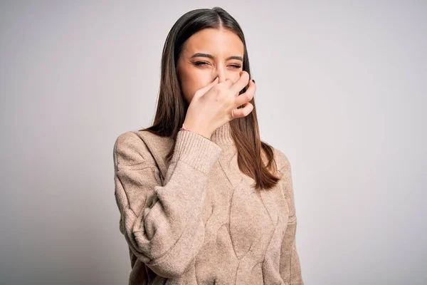 아름다운 스웨터 아름다운 여인은 손가락을 수없는 악취를 풍기고 있었다 — 스톡 사진