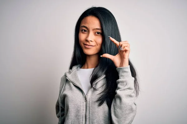 Jonge Mooie Chinese Sportieve Vrouw Draagt Sweatshirt Geïsoleerde Witte Achtergrond — Stockfoto