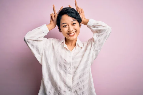 Jong Mooi Aziatisch Meisje Dragen Casual Shirt Staan Geïsoleerde Roze — Stockfoto