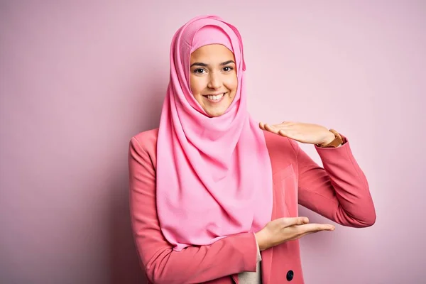 Молодая Красивая Девушка Мусульманском Хиджабе Стоит Изолированном Розовом Фоне Жестикулируя — стоковое фото