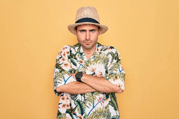 Joven Hombre Guapo Con Ojos Azules Vacaciones Con Camisa Florar —  Fotos de Stock