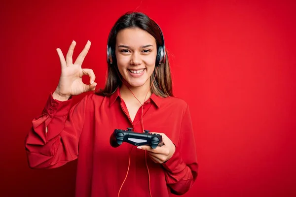 Fiatal Gyönyörű Barna Gamer Lány Videojáték Segítségével Joystick Fejhallgató Csinál — Stock Fotó