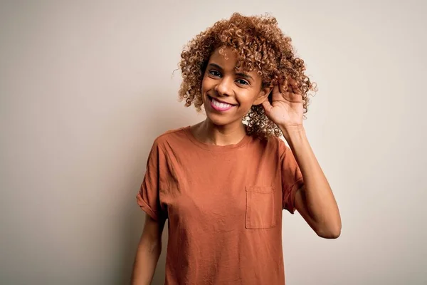 곱슬곱슬 머리를 아름다운 아프리카 미국인 루머나 가십을 미소를 죽음에 — 스톡 사진