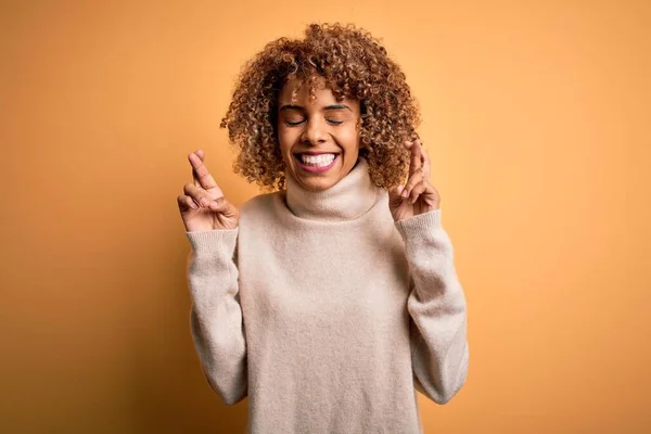 Jovem Bela Mulher Afro Americana Vestindo Camisola Gola Alta Sobre — Fotografia de Stock