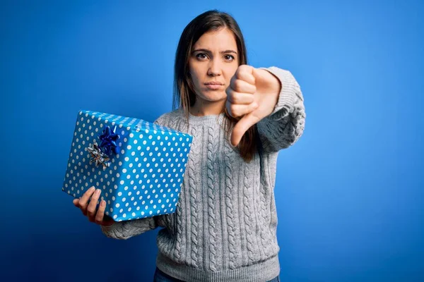 Young Blonde Woman Holding Gift Box Birthday Present Isolated Background — Stock Photo, Image