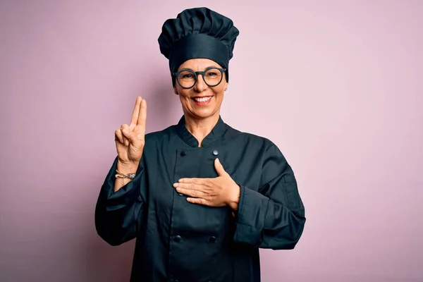 Orta Yaşlı Esmer Aşçı Kadın Aşçı Üniforması Giyiyor Pembe Arka — Stok fotoğraf