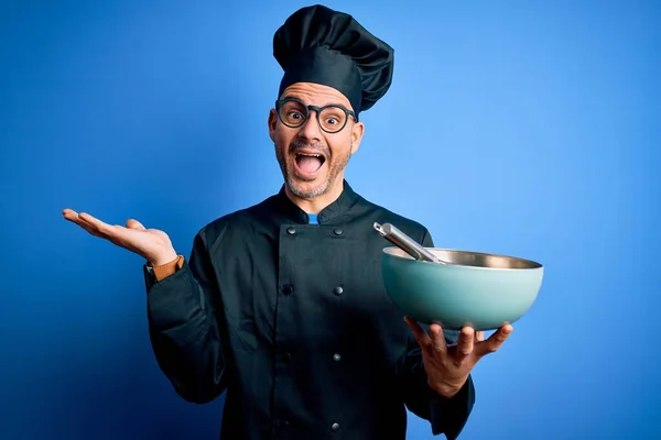 Joven Hombre Guapo Chef Con Uniforme Cocina Sombrero Mezclando Usando —  Fotos de Stock