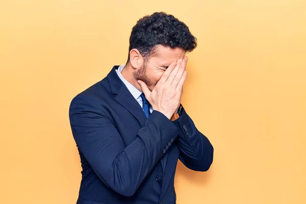 Homem Hispânico Jovem Vestindo Terno Com Expressão Triste Cobrindo Rosto — Fotografia de Stock