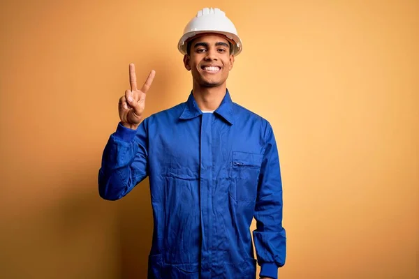 Jovem Homem Trabalhador Afro Americano Bonito Vestindo Uniforme Azul Capacete — Fotografia de Stock