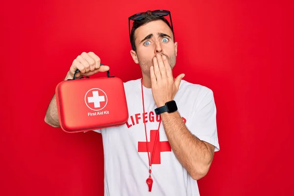 Junger Gutaussehender Bademeister Shirt Mit Rotem Kreuz Und Trillerpfeife Der — Stockfoto