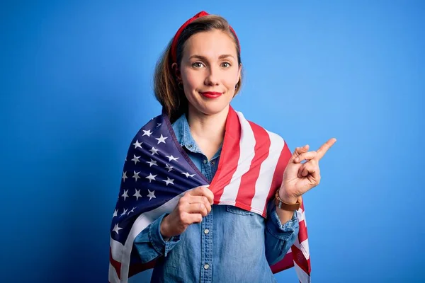 Joven Hermosa Mujer Rubia Con Bandera Los Estados Unidos Sobre — Foto de Stock