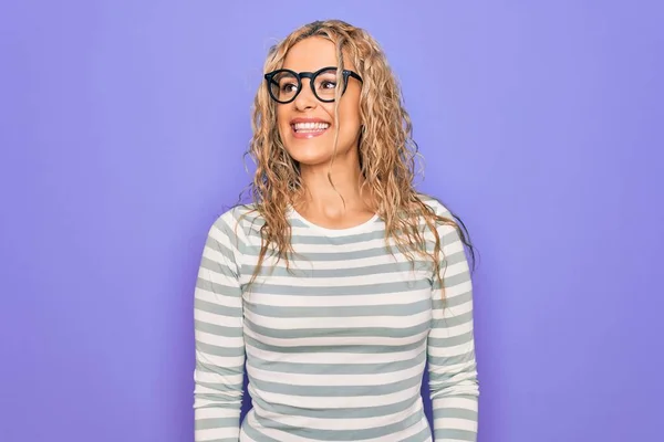 Vacker Blond Kvinna Bär Casual Randig Shirt Och Glasögon Över — Stockfoto