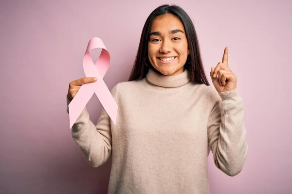 Młoda Piękna Azjatycka Kobieta Trzyma Różowy Symbol Wstążki Raka Odosobnionym — Zdjęcie stockowe