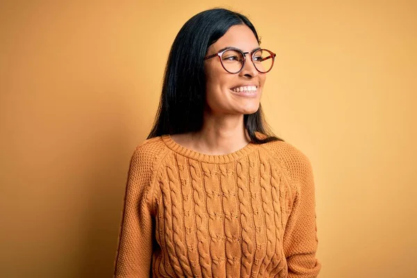 Joven Mujer Hispana Hermosa Con Gafas Sobre Fondo Aislado Amarillo —  Fotos de Stock