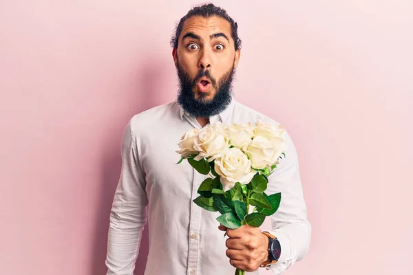 Ung Arabisk Man Som Håller Blommor Rädd Och Förvånad Med — Stockfoto