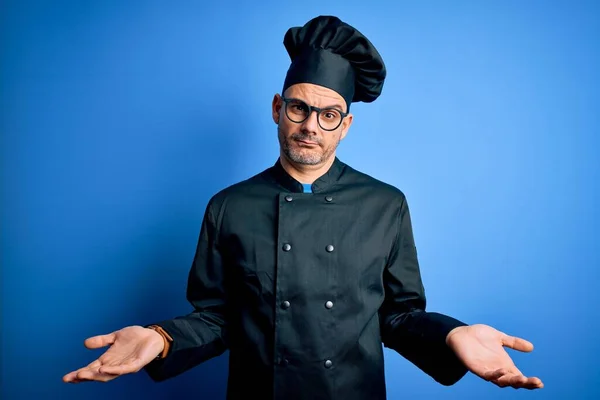 Joven Hombre Guapo Chef Con Uniforme Cocina Sombrero Sobre Fondo —  Fotos de Stock