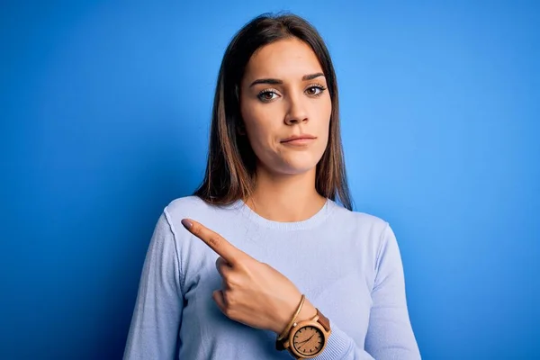 Mujer Morena Hermosa Joven Con Suéter Casual Pie Sobre Fondo — Foto de Stock