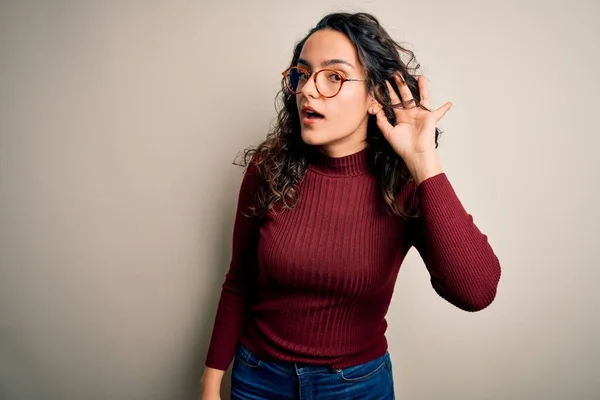 Hermosa Mujer Con Pelo Rizado Usando Suéter Casual Gafas Sobre — Foto de Stock