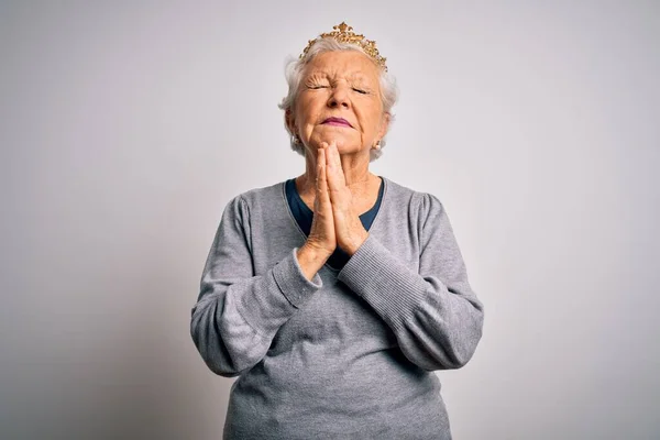 Senior Mooie Grijs Harige Vrouw Dragen Gouden Koningin Kroon Witte — Stockfoto