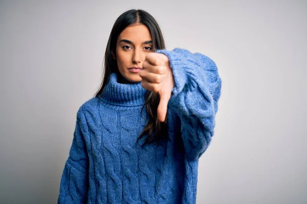 Beyaz Arka Planda Balıkçı Yaka Kazak Giyen Genç Güzel Esmer — Stok fotoğraf