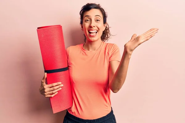 Joven Mujer Hispana Hermosa Sosteniendo Esterilla Yoga Celebrando Victoria Con — Foto de Stock