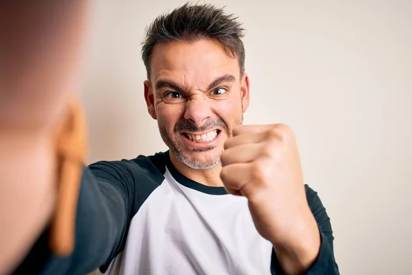 Junger Schöner Mann Lässiger Kleidung — Stockfoto